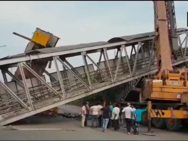 https://hindi.oneindia.com/news/india/foot-overbridge-collapsed-near-vashi-police-naka-thane-maha-475987.html https://hindi.oneindia.com/news/india/foot-overbridge-collapsed-near-vashi-police-naka-thane-maha-475987.html