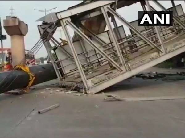 https://hindi.oneindia.com/news/india/foot-overbridge-collapsed-near-vashi-police-naka-thane-maha-475987.html https://hindi.oneindia.com/news/india/foot-overbridge-collapsed-near-vashi-police-naka-thane-maha-475987.html