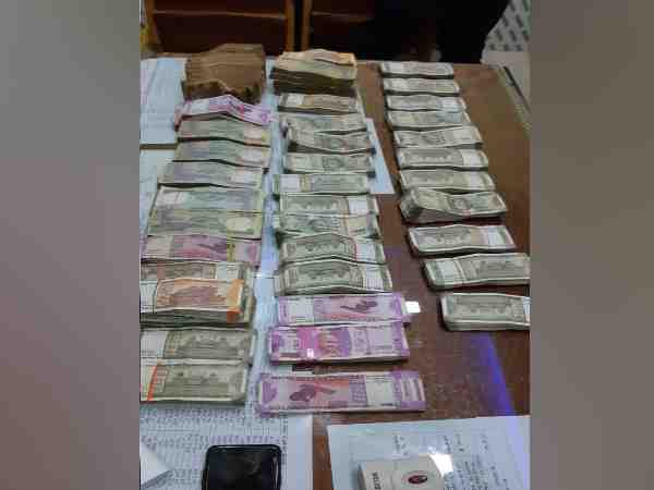 police seized more than 17 lakh rupees during checking from sagar police seized more than 17 lakh rupees during checking from sagar