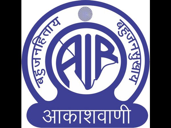 शहडोल। मध्य प्रदेश के शहडोल स्थित ऑल इंडिया रेडियो (एआईआर) की नौ महिलाकर्मियों को बर्खास्त कर दिया है। सभी नौ महिलाओं ने कुछ समय पहले स्टेशन के असिस्टेंट डायरेक्टर (प्रोग्रामिंग) रत्नाकर भारती के खिलाफ यौन शोषण के आरोप लगाए थे। मामवे में रत्नाकर के खिलाफ एफआईआर दर्ज हुई और एआईआर की आंतरिक जांच कमेटी ने भी करीब एक साल पहले उनको दोषी पाया। इस सबके बावजूद रत्नाकर अभी एआईआर दिल्ली में काम कर रहे हैं, जबकि सभी नौ महिलाओं की सेवा समाप्त कर दी गई है। ऐसे ही मामले कुछ दूसरे शहरों से भी सामने आए हैं। धर्मशाला, ओबरा, सागर, रामपुर, कुरुक्षेत्र और दिल्ली स्टेशनों में एआईआर की कर्मचारी यूनियन का कहना है कि इन सभी स्टेशनों पर यौन शोषण के मामलों में आरोपी को चेतावनी देकर छोड़ दिया गया है जबकि शिकायत करने वाली महिलाओं को नौकरी छोड़ने के लिए कहा गया है। सभी छह स्टेशनों पर यौन शोषण के मामलों को गंभीरता से लेने के लिए यूनियन की ओर से प्रसार भारती के चीफ एग्जेक्यूटिव को पत्र भी लिखा गया है। टीओआई के मुताबिक, ऑल इंडिया रेडियो के डीजी फैयाज शहरयार का कहना है कि जो भी मामले सामने आया, उसकी जांच आंतरिक कमेटी ने की और कार्रवाई हुई। उन्होंने कहा कि शहडोल में रत्नाकर के खिलाफ शिकायत के बाद तुरंत ही उनका ट्रांसफर दिल्ली किया गया और अभी भी वो कमेटी की सख्त निगरानी में हैं। शहरयार का कहना है कि रत्नाकर के खिलाफ शिकायत और महिलाओं की सेवा समाप्त करने का कोई संबंध नहीं है। शहरयार ने कहा किजिन लोगों का काम कमजोर होता है, उनकी सेवाएं समाप्त की जाती हैं, ये हमारा नियम है, इसे किसी और तरह से देखने का कोई मतलब नहीं है। शहडोल। मध्य प्रदेश के शहडोल स्थित ऑल इंडिया रेडियो (एआईआर) की नौ महिलाकर्मियों को बर्खास्त कर दिया है। सभी नौ महिलाओं ने कुछ समय पहले स्टेशन के असिस्टेंट डायरेक्टर (प्रोग्रामिंग) रत्नाकर भारती के खिलाफ यौन शोषण के आरोप लगाए थे। मामवे में रत्नाकर के खिलाफ एफआईआर दर्ज हुई और एआईआर की आंतरिक जांच कमेटी ने भी करीब एक साल पहले उनको दोषी पाया। इस सबके बावजूद रत्नाकर अभी एआईआर दिल्ली में काम कर रहे हैं, जबकि सभी नौ महिलाओं की सेवा समाप्त कर दी गई है। ऐसे ही मामले कुछ दूसरे शहरों से भी सामने आए हैं। धर्मशाला, ओबरा, सागर, रामपुर, कुरुक्षेत्र और दिल्ली स्टेशनों में एआईआर की कर्मचारी यूनियन का कहना है कि इन सभी स्टेशनों पर यौन शोषण के मामलों में आरोपी को चेतावनी देकर छोड़ दिया गया है जबकि शिकायत करने वाली महिलाओं को नौकरी छोड़ने के लिए कहा गया है। सभी छह स्टेशनों पर यौन शोषण के मामलों को गंभीरता से लेने के लिए यूनियन की ओर से प्रसार भारती के चीफ एग्जेक्यूटिव को पत्र भी लिखा गया है। टीओआई के मुताबिक, ऑल इंडिया रेडियो के डीजी फैयाज शहरयार का कहना है कि जो भी मामले सामने आया, उसकी जांच आंतरिक कमेटी ने की और कार्रवाई हुई। उन्होंने कहा कि शहडोल में रत्नाकर के खिलाफ शिकायत के बाद तुरंत ही उनका ट्रांसफर दिल्ली किया गया और अभी भी वो कमेटी की सख्त निगरानी में हैं। शहरयार का कहना है कि रत्नाकर के खिलाफ शिकायत और महिलाओं की सेवा समाप्त करने का कोई संबंध नहीं है। शहरयार ने कहा किजिन लोगों का काम कमजोर होता है, उनकी सेवाएं समाप्त की जाती हैं, ये हमारा नियम है, इसे किसी और तरह से देखने का कोई मतलब नहीं है।