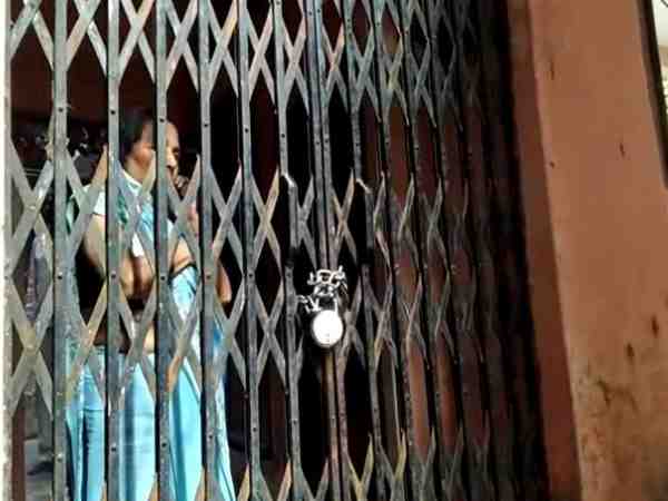 man threatened and locked womam with her family in the house in farrukhabad man threatened and locked womam with her family in the house in farrukhabad
