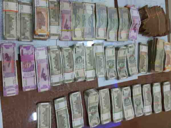 police seized more than 17 lakh rupees during checking from sagar police seized more than 17 lakh rupees during checking from sagar