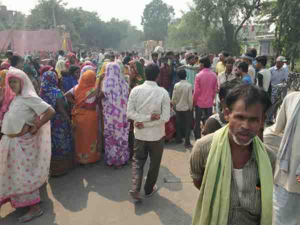 angry villagers in shahjahanpur pelted stones on policemen when boy died in accident angry villagers in shahjahanpur pelted stones on policemen when boy died in accident