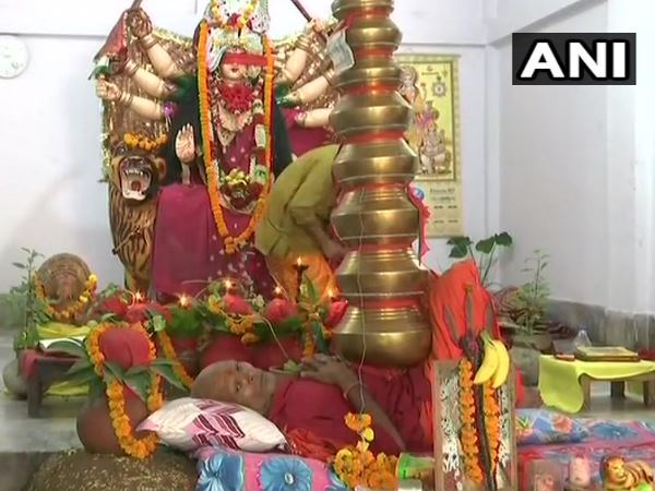 श्रद्धा देखकर लोग भी हैरान