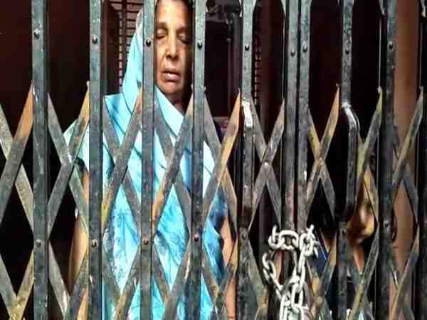 man threatened and locked womam with her family in the house in farrukhabad man threatened and locked womam with her family in the house in farrukhabad