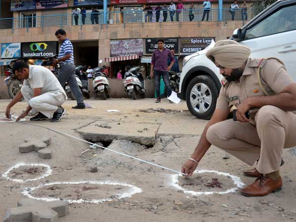 जज की पत्नी पर दबाव डाले जाने की बात सुनकर मीनू नाराज होकर चली गई मायके