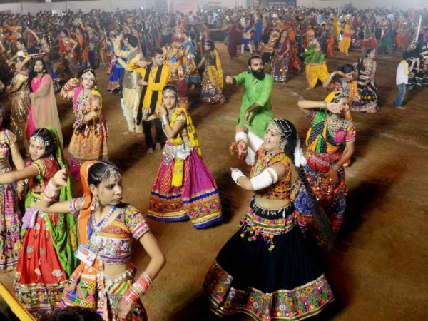 लोगों को टेस्ट के खिलाफ जागरुक करते हैं विवेक और ऐश्वर्या