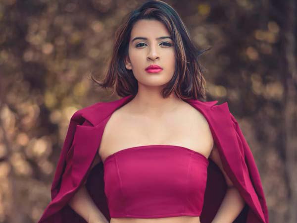 सोशल मीडिया पर काफी एक्टिव थी मानसी