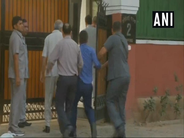 आलोक वर्मा के घर के बाहर से पकड़ा गया था 4 लोगों को