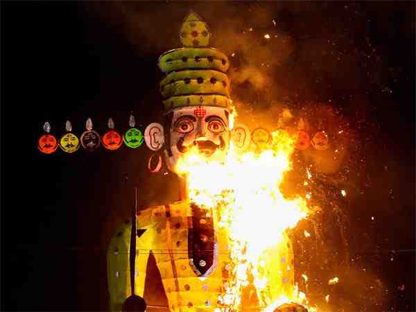 people burns ravana after dusherra in sultanpur and hardoi people burns ravana after dusherra in sultanpur and hardoi