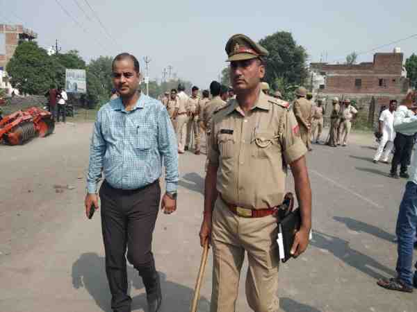 angry villagers in shahjahanpur pelted stones on policemen when boy died in accident angry villagers in shahjahanpur pelted stones on policemen when boy died in accident