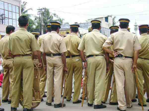यूपी: सिपाही भर्ती परीक्षा में सेंधमारी कर रहे लोगों को एसटीएफ की टीम ने किया गिरफ्तार, जांच शुरू यूपी: सिपाही भर्ती परीक्षा में सेंधमारी कर रहे लोगों को एसटीएफ की टीम ने किया गिरफ्तार, जांच शुरू