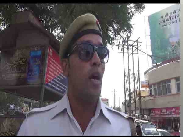 BJP leader in agra did ruckus when he crossed traffic red signal BJP leader in agra did ruckus when he crossed traffic red signal