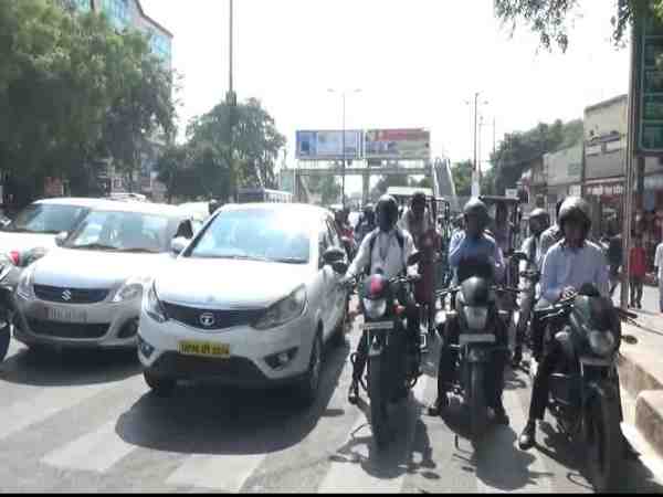 BJP leader in agra did ruckus when he crossed traffic red signal BJP leader in agra did ruckus when he crossed traffic red signal