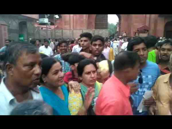 tourist protest when they are not allowed to see taj mahal premises tourist protest when they are not allowed to see taj mahal premises