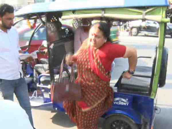 kanpur mayor took e rickshaw for inspection of the city kanpur mayor took e rickshaw for inspection of the city