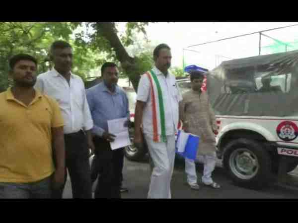 कानपुर। यूपी के कानपुर के एक युवा इंजीनियर का शव पिछले पांच दिनों से जापान में फंसा हुआ है। उसे वतन वापस लाने के लिए परिवारवाले विदेश मंत्री सुषमा स्वराज और पीएम मोदी से गुहार लगा रहे हैं। दिल्ली से अमेरिका जाते समस इंजीनियर को हवाई जहाज में दिल का दौरा पड़ा था और बीच रास्ते उनकी मौत हो गई थी। दरअसल आईआईटी रूड़की से बीटेक करने वाले विजय सैन फ्रांसिस्को में जीई ऑयल एंड गैस कंपनी की बैठक में हिस्सा लेने जा रहे थे। इंजीनियर विजय के परिवार में उनकी पत्नी, चार वर्ष की बच्ची के अलावा मां-बाप, दो भाई और दो बहनें हैं। हाथों में गुहार की अर्जी लगाए यह परिवार कानपुर जिलाधिकारी से मिलने पहुंचा है ताकि उनका दर्द सरकार तक पहुंचाया जा सके। इन्हें न तो कोई सरकारी योजना में घर चाहिये और न कोई आर्थिक अनुदान। वे तो बस अपने बच्चे की लाश चाहते हैं जो पिछले पांच दिनों से जापान के एक मुर्दाघर में लावारिस हालत में पड़ी है। कानपुर के इस पाल परिवार पर बुरी बीती है। उनका बेटा विजय कुमार पाल गुड़गाॅव की एक तेल व गैस कम्पनी में इन्जीनियर था। तेरह अक्टूबर को कम्पनी के काम से अमेरिका जा रहा था कि बीच रास्ते उसे दिल का दौरा पड़ गया। आनन फानन में फ्लाईट की जापान में इमरजेन्सी लैण्डिंग करायी गयी और उसे एक अस्पताल ले जाया गया लेकिन डाक्टरों ने उसे मृत घोषित कर दिया। चैदह अक्टूबर को जापान से फोन आया कि विजय की मौत हो चुकी है और उसका पोस्टमार्टम कराने के लिये परिवारवालों की सहमति चाहिये। इसके बाद पाल परिवार में हड़कम्प मच गया। विजय के पिता, भाई बहने सब दिल्ली रवाना हो गये। घटना को पाॅच दिन बीत गये लेकिन कागजी औपचारिकताओं के फेर में अब तक शव भारत के सुपुर्द नहीं हो सका है। कानपुर में कुछ समाजसेवियों की मदद से परिवार वाले ट्विटर और अन्य संचार माध्यमों से पीएम आफिस और विदेश मंत्री से मदद की गुहार लगा चुके हैं। कानपुर। यूपी के कानपुर के एक युवा इंजीनियर का शव पिछले पांच दिनों से जापान में फंसा हुआ है। उसे वतन वापस लाने के लिए परिवारवाले विदेश मंत्री सुषमा स्वराज और पीएम मोदी से गुहार लगा रहे हैं। दिल्ली से अमेरिका जाते समस इंजीनियर को हवाई जहाज में दिल का दौरा पड़ा था और बीच रास्ते उनकी मौत हो गई थी। दरअसल आईआईटी रूड़की से बीटेक करने वाले विजय सैन फ्रांसिस्को में जीई ऑयल एंड गैस कंपनी की बैठक में हिस्सा लेने जा रहे थे। इंजीनियर विजय के परिवार में उनकी पत्नी, चार वर्ष की बच्ची के अलावा मां-बाप, दो भाई और दो बहनें हैं। हाथों में गुहार की अर्जी लगाए यह परिवार कानपुर जिलाधिकारी से मिलने पहुंचा है ताकि उनका दर्द सरकार तक पहुंचाया जा सके। इन्हें न तो कोई सरकारी योजना में घर चाहिये और न कोई आर्थिक अनुदान। वे तो बस अपने बच्चे की लाश चाहते हैं जो पिछले पांच दिनों से जापान के एक मुर्दाघर में लावारिस हालत में पड़ी है। कानपुर के इस पाल परिवार पर बुरी बीती है। उनका बेटा विजय कुमार पाल गुड़गाॅव की एक तेल व गैस कम्पनी में इन्जीनियर था। तेरह अक्टूबर को कम्पनी के काम से अमेरिका जा रहा था कि बीच रास्ते उसे दिल का दौरा पड़ गया। आनन फानन में फ्लाईट की जापान में इमरजेन्सी लैण्डिंग करायी गयी और उसे एक अस्पताल ले जाया गया लेकिन डाक्टरों ने उसे मृत घोषित कर दिया। चैदह अक्टूबर को जापान से फोन आया कि विजय की मौत हो चुकी है और उसका पोस्टमार्टम कराने के लिये परिवारवालों की सहमति चाहिये। इसके बाद पाल परिवार में हड़कम्प मच गया। विजय के पिता, भाई बहने सब दिल्ली रवाना हो गये। घटना को पाॅच दिन बीत गये लेकिन कागजी औपचारिकताओं के फेर में अब तक शव भारत के सुपुर्द नहीं हो सका है। कानपुर में कुछ समाजसेवियों की मदद से परिवार वाले ट्विटर और अन्य संचार माध्यमों से पीएम आफिस और विदेश मंत्री से मदद की गुहार लगा चुके हैं।