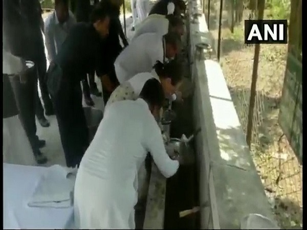gandhi jayanti: sonia Gandhi and Rahul Gandhi wash their plates after lunch in Sevagram in Wardha gandhi jayanti: sonia Gandhi and Rahul Gandhi wash their plates after lunch in Sevagram in Wardha
