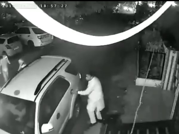 लोगों ने सौरभ के घर पर किया पथराव