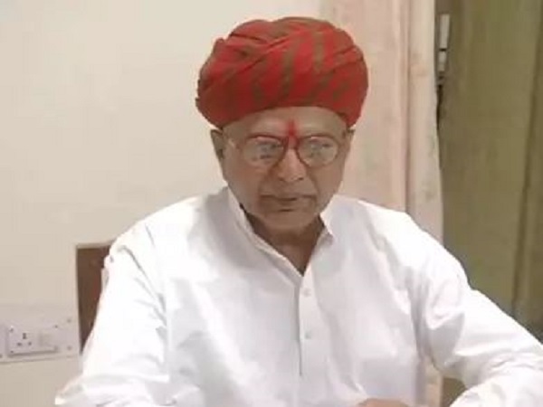 खुले में पेशाब करते दिखाई दिए राजस्थान के मंत्री