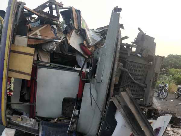 8 people died in bus accident in Pune-Ahmednagar road 8 people died in bus accident in Pune-Ahmednagar road