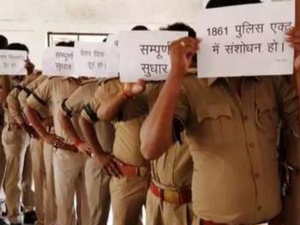 sultanpur during the ADG meeting up policemen did protest by hiding their face sultanpur during the ADG meeting up policemen did protest by hiding their face