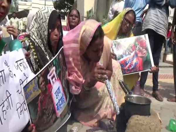 Agra women protest against rising prices of domestic cylinders Agra women protest against rising prices of domestic cylinders