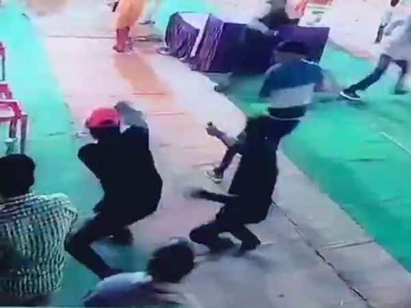पहले मिलाया हाथा, फिर चालाई गोलियां