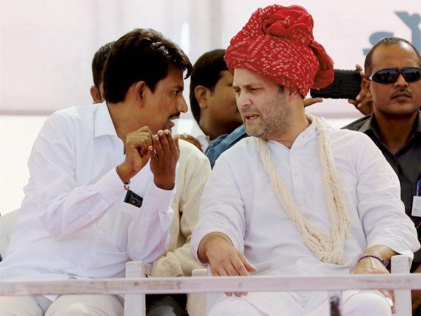 गुजरात में तनाव फैलाने का आरोप
