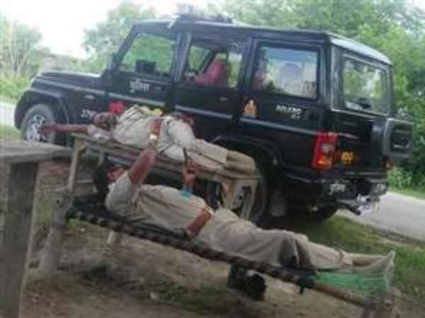 Amethi: up police men sleeping in the dial 100 vehicle Amethi: up police men sleeping in the dial 100 vehicle