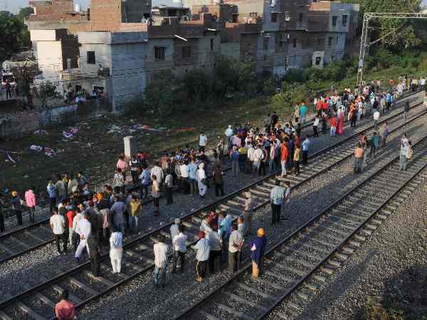 दर्द से चिल्ला रहा था दीपक, एक शख्स आया और मोबाइल और पर्स ले गया