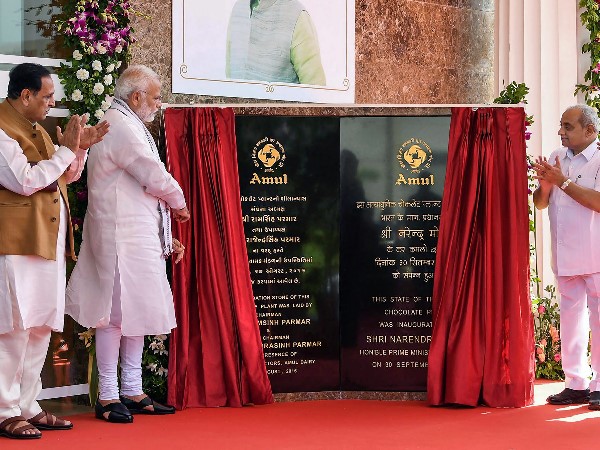 कार्यक्रम में पीएम मोदी अपनी पीठ थपथपाते रहे