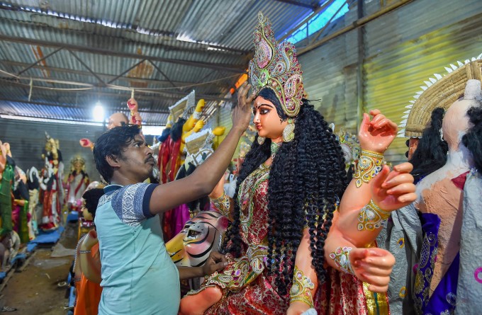 Navratri 2018: जानिए मां भगवती के श्रृंगार का महत्व और देखें दुर्गा-पूजा की तस्वीरें Navratri 2018: जानिए मां भगवती के श्रृंगार का महत्व और देखें दुर्गा-पूजा की तस्वीरें