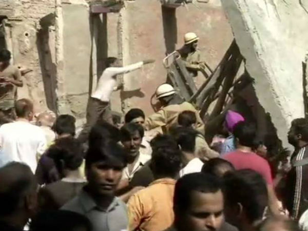 नोएडा में बिल्डिंग की शटरिंग गिरने से हादसा, 1 मजदूर की मौत नोएडा में बिल्डिंग की शटरिंग गिरने से हादसा, 1 मजदूर की मौत