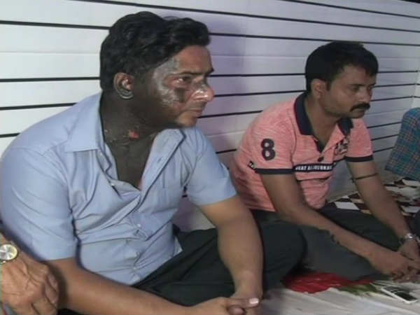 छेड़छाड़ का विरोध करने पर मनचलों ने मशहूर शायर हाशिम फिरोजाबादी से की मारपीट, चेहरे पर फेंका तेजाब छेड़छाड़ का विरोध करने पर मनचलों ने मशहूर शायर हाशिम फिरोजाबादी से की मारपीट, चेहरे पर फेंका तेजाब