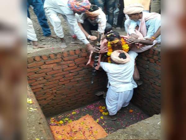 ajmer bhilwara devotee of maa durga gets himself alive in tomb after 16 hours police bring him out and sent him Jail ajmer bhilwara devotee of maa durga gets himself alive in tomb after 16 hours police bring him out and sent him Jail