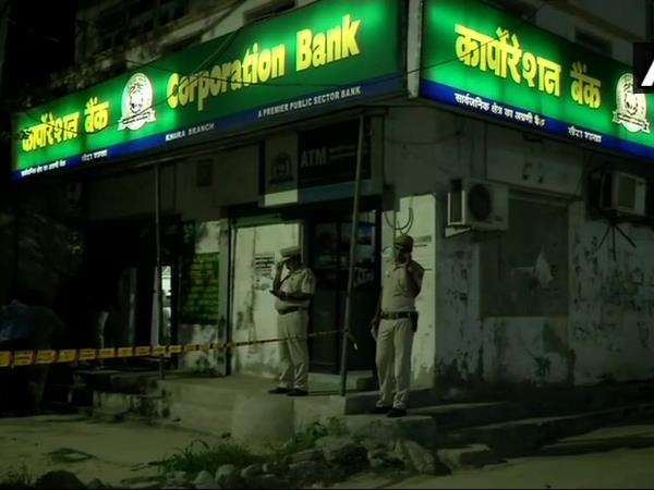 नई दिल्ली। दिल्ली में शुक्रवार को चार बदमाश कॉर्पोरेशन बैंक में लूट की वारदात को अंजाम देकर फरार हो गए। बदमाशों ने लूट के दौरान बैंक के कैशियर की भी गोली मारकर हत्या कर दी। वहीं तीन अन्य लोग घायल हैं। लूट द्वारका क्षेत्र के खेरा गांव ब्रान्च में हुई है। बैंक शाखा खेरा गांव के छावला इलाके में है। बदमाशों ने कितना कैश लूटा है, इसको लेकर अभी जानकारी सामने नहीं आई है। घटना की जानकारी पर पुलिस मौके पर पहुंच गई है और जांच शुरू कर दी है। पुलिस की टीम बदमाशों की धरपकड़ के लिए भी लगाई गई है। वहीं फॉरेन्सिक इन्वेस्टिगेशन की टीम को भी मौके पर बुलाया गया है। फॉरेन्सिक टीम ने भी अपने स्तर पर जांच शुरू कर दी है। चार दिन के भीतर ये दूसरा मौका है, जब बैंक या कैशवैन में लूट हुई है। सोमवार रात को पूर्वी दिल्ली के मयूर विहार डीएनडी टोल के पास नोएडा की ओर जा रही कैश वैन को बदमाशों ने लूटने की कोशिश की थी। वैन को लूट से बचाने के लिए गाड़ी में मौजूद गार्ड और बदमाशों के बीच हुई झड़प में गार्ड की गोली लगने से मौत हो गई। बताया जा रहा है कि, जिस वक्त बदमाशों ने वैन पर हमला किया उस समय वैन में साढ़े चार करोड़ रुपए का कैश मौजूद था। नई दिल्ली। दिल्ली में शुक्रवार को चार बदमाश कॉर्पोरेशन बैंक में लूट की वारदात को अंजाम देकर फरार हो गए। बदमाशों ने लूट के दौरान बैंक के कैशियर की भी गोली मारकर हत्या कर दी। वहीं तीन अन्य लोग घायल हैं। लूट द्वारका क्षेत्र के खेरा गांव ब्रान्च में हुई है। बैंक शाखा खेरा गांव के छावला इलाके में है। बदमाशों ने कितना कैश लूटा है, इसको लेकर अभी जानकारी सामने नहीं आई है। घटना की जानकारी पर पुलिस मौके पर पहुंच गई है और जांच शुरू कर दी है। पुलिस की टीम बदमाशों की धरपकड़ के लिए भी लगाई गई है। वहीं फॉरेन्सिक इन्वेस्टिगेशन की टीम को भी मौके पर बुलाया गया है। फॉरेन्सिक टीम ने भी अपने स्तर पर जांच शुरू कर दी है। चार दिन के भीतर ये दूसरा मौका है, जब बैंक या कैशवैन में लूट हुई है। सोमवार रात को पूर्वी दिल्ली के मयूर विहार डीएनडी टोल के पास नोएडा की ओर जा रही कैश वैन को बदमाशों ने लूटने की कोशिश की थी। वैन को लूट से बचाने के लिए गाड़ी में मौजूद गार्ड और बदमाशों के बीच हुई झड़प में गार्ड की गोली लगने से मौत हो गई। बताया जा रहा है कि, जिस वक्त बदमाशों ने वैन पर हमला किया उस समय वैन में साढ़े चार करोड़ रुपए का कैश मौजूद था।