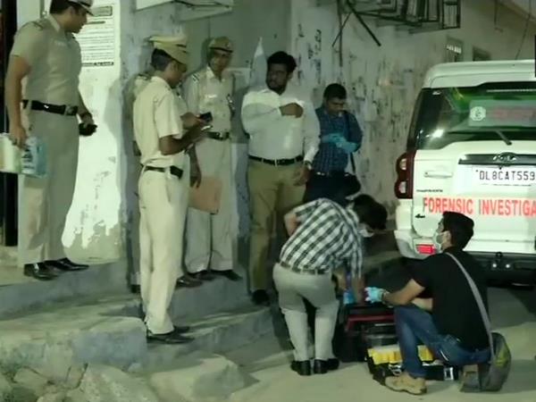 नई दिल्ली। दिल्ली में शुक्रवार को चार बदमाश कॉर्पोरेशन बैंक में लूट की वारदात को अंजाम देकर फरार हो गए। बदमाशों ने लूट के दौरान बैंक के कैशियर की भी गोली मारकर हत्या कर दी। वहीं तीन अन्य लोग घायल हैं। लूट द्वारका क्षेत्र के खेरा गांव ब्रान्च में हुई है। बैंक शाखा खेरा गांव के छावला इलाके में है। बदमाशों ने कितना कैश लूटा है, इसको लेकर अभी जानकारी सामने नहीं आई है। घटना की जानकारी पर पुलिस मौके पर पहुंच गई है और जांच शुरू कर दी है। पुलिस की टीम बदमाशों की धरपकड़ के लिए भी लगाई गई है। वहीं फॉरेन्सिक इन्वेस्टिगेशन की टीम को भी मौके पर बुलाया गया है। फॉरेन्सिक टीम ने भी अपने स्तर पर जांच शुरू कर दी है। चार दिन के भीतर ये दूसरा मौका है, जब बैंक या कैशवैन में लूट हुई है। सोमवार रात को पूर्वी दिल्ली के मयूर विहार डीएनडी टोल के पास नोएडा की ओर जा रही कैश वैन को बदमाशों ने लूटने की कोशिश की थी। वैन को लूट से बचाने के लिए गाड़ी में मौजूद गार्ड और बदमाशों के बीच हुई झड़प में गार्ड की गोली लगने से मौत हो गई। बताया जा रहा है कि, जिस वक्त बदमाशों ने वैन पर हमला किया उस समय वैन में साढ़े चार करोड़ रुपए का कैश मौजूद था। नई दिल्ली। दिल्ली में शुक्रवार को चार बदमाश कॉर्पोरेशन बैंक में लूट की वारदात को अंजाम देकर फरार हो गए। बदमाशों ने लूट के दौरान बैंक के कैशियर की भी गोली मारकर हत्या कर दी। वहीं तीन अन्य लोग घायल हैं। लूट द्वारका क्षेत्र के खेरा गांव ब्रान्च में हुई है। बैंक शाखा खेरा गांव के छावला इलाके में है। बदमाशों ने कितना कैश लूटा है, इसको लेकर अभी जानकारी सामने नहीं आई है। घटना की जानकारी पर पुलिस मौके पर पहुंच गई है और जांच शुरू कर दी है। पुलिस की टीम बदमाशों की धरपकड़ के लिए भी लगाई गई है। वहीं फॉरेन्सिक इन्वेस्टिगेशन की टीम को भी मौके पर बुलाया गया है। फॉरेन्सिक टीम ने भी अपने स्तर पर जांच शुरू कर दी है। चार दिन के भीतर ये दूसरा मौका है, जब बैंक या कैशवैन में लूट हुई है। सोमवार रात को पूर्वी दिल्ली के मयूर विहार डीएनडी टोल के पास नोएडा की ओर जा रही कैश वैन को बदमाशों ने लूटने की कोशिश की थी। वैन को लूट से बचाने के लिए गाड़ी में मौजूद गार्ड और बदमाशों के बीच हुई झड़प में गार्ड की गोली लगने से मौत हो गई। बताया जा रहा है कि, जिस वक्त बदमाशों ने वैन पर हमला किया उस समय वैन में साढ़े चार करोड़ रुपए का कैश मौजूद था।