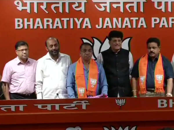गोवा में कांग्रेस को बड़ा झटका, अमित शाह से मुलाकात के बाद 2 विधायकों ने किया बीजेपी ज्वाइन गोवा में कांग्रेस को बड़ा झटका, अमित शाह से मुलाकात के बाद 2 विधायकों ने किया बीजेपी ज्वाइन