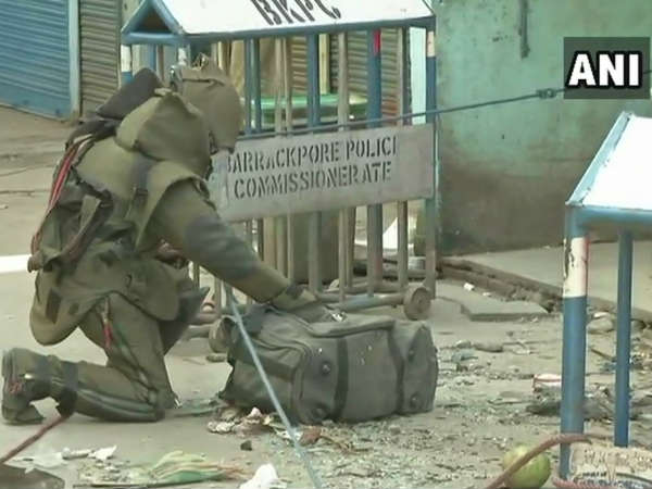 पश्चिम बंगाल: दमदम नगर बाजार में बम धमाका, 4 जख्मी, दुकानों के शटर-इमरातों की खिड़कियां टूटीं पश्चिम बंगाल: दमदम नगर बाजार में बम धमाका, 4 जख्मी, दुकानों के शटर-इमरातों की खिड़कियां टूटीं