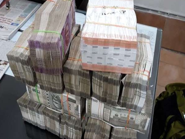 police seized Rs 4650000 cash from a car during checking in Raipur police seized Rs 4650000 cash from a car during checking in Raipur