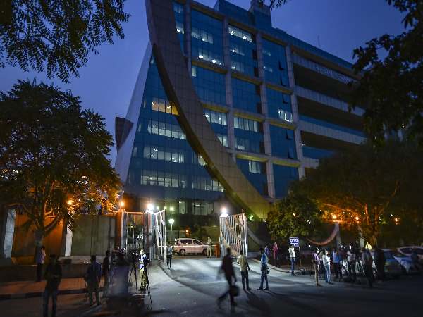 CBI परिसर में दाखिल हुई 15-16 अधिकारियों की टीम