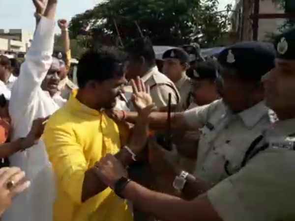 Congress-BJP workers clashing with Atal Bihari Vajpayees bone cache in Raipur Congress-BJP workers clashing with Atal Bihari Vajpayees bone cache in Raipur