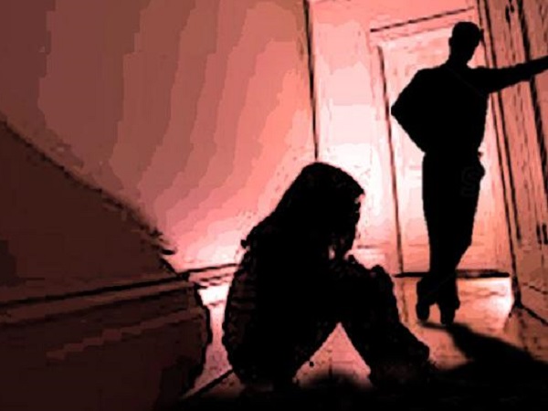 यूपी: बाप ने अपनी बेटी के आबरू को किया नीलाम, दो लाख रुपए में किया सौदा, वीडियो वायरल यूपी: बाप ने अपनी बेटी के आबरू को किया नीलाम, दो लाख रुपए में किया सौदा, वीडियो वायरल