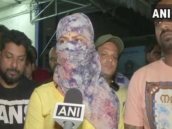धक्का दिया और गलत तरीके से पकड़ा