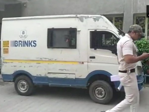 Unknown assailants tried to loot a cash van near DND Toll Plaza Mayur Vihar security guard dead Unknown assailants tried to loot a cash van near DND Toll Plaza Mayur Vihar security guard dead