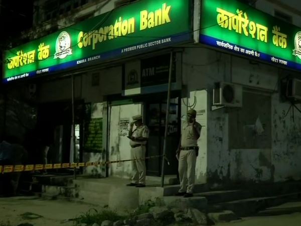 बैंक में घुसकर बदमाशों ने जमकर चलाई गोलियां