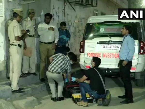 अज्ञात बदमाशों की फायरिंग में कैशियर की मौत, तीन अन्य घायल