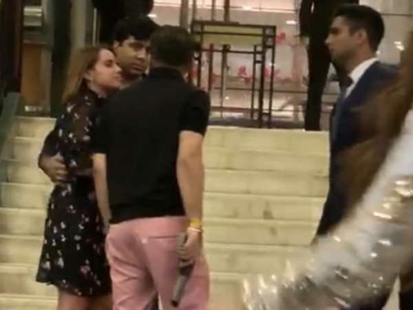 खबरों के मुताबिक, शराब पीकर लेडीज टॉयलेट में घुसने की वजह से हुआ विवाद