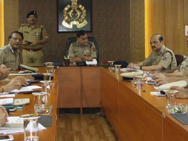 यूपी: विवेक तिवारी मर्डर केस में डीआईजी ने जारी किया निर्देश, कहा सिपाहियों पर लगाए लगाम यूपी: विवेक तिवारी मर्डर केस में डीआईजी ने जारी किया निर्देश, कहा सिपाहियों पर लगाए लगाम